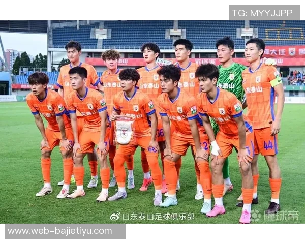 泰山队明星球员泽卡马德鲁加彭啸齐鲁超决赛现场与球迷亲密互动 泰山队明星球员泽卡马德鲁加彭啸齐鲁超决赛现场与球迷亲密互动