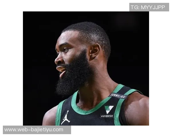 杰伦布朗赛场趣事发际线失守OG球衣遭殃引发球迷热议 杰伦布朗赛场趣事发际线失守OG球衣遭殃引发球迷热议